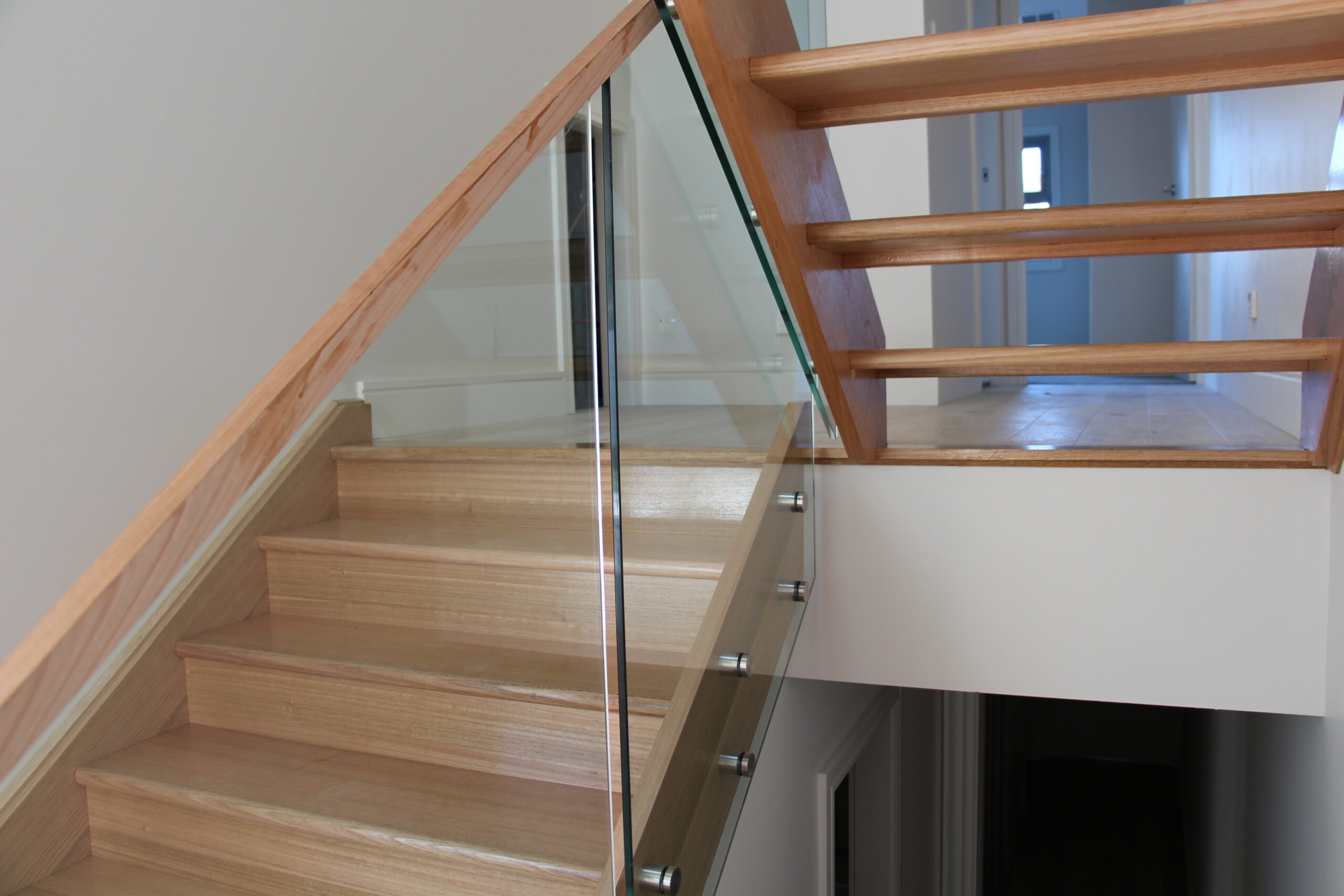Open riser vs closed riser staircases: Which is right for your project?